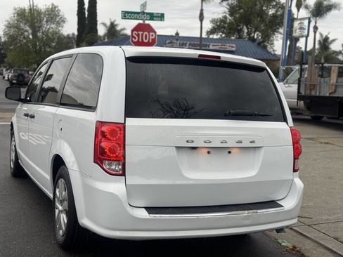 Used 2019 Dodge Grand Caravan SE w/ UConnect Hands-Free Group image 5