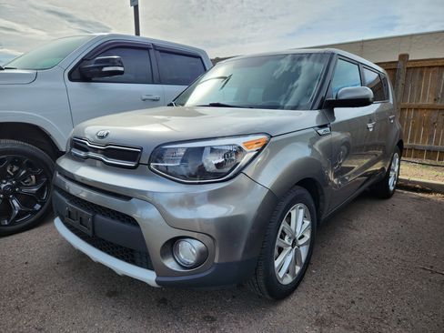 Used 2019 Kia Soul + image 3