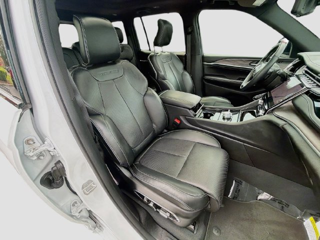 Used 2023 Jeep Grand Cherokee Overland w/ Advanced Protech Group III AWD/4WD image 31