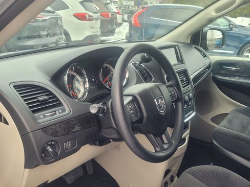 Used 2018 Dodge Grand Caravan SE w/ UConnect Hands-Free Group image 13