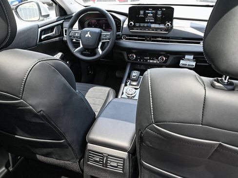 New 2024 Mitsubishi Outlander SE image 39