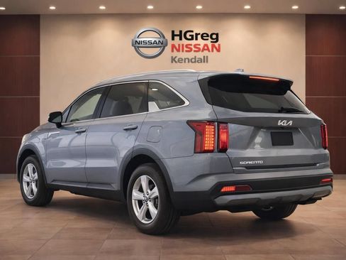 Used 2023 Kia Sorento LX FWD image 2