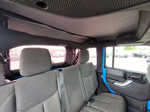 Used 2016 Jeep Wrangler Unlimited Sahara AWD/4WD image 7