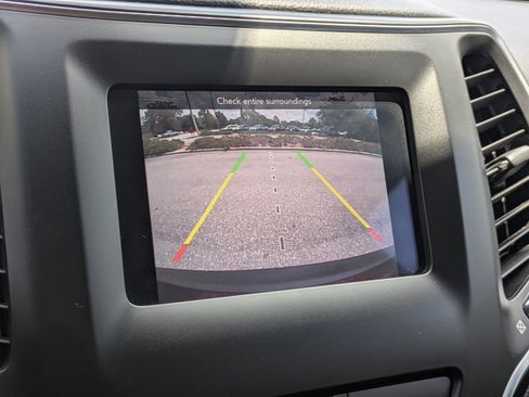 Used 2019 Jeep Cherokee Latitude Plus FWD image 21