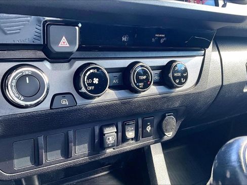 Used 2018 Toyota Tacoma TRD Off-Road image 12