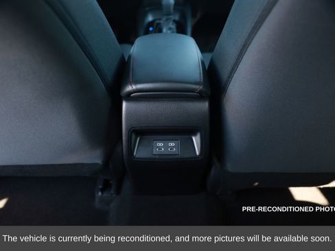 Used 2025 Toyota Corolla SE image 32