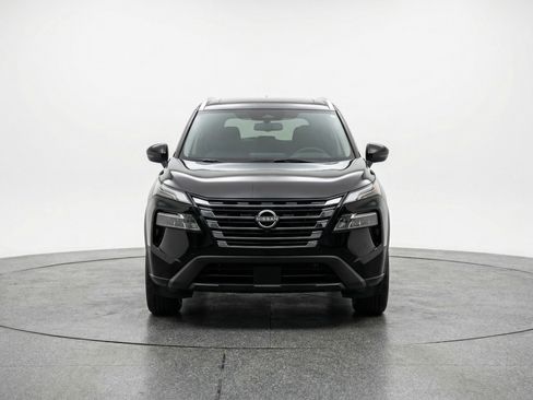 Used 2025 Nissan Rogue SV image 2