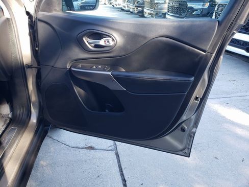 Used 2019 Jeep Cherokee Limited w/ Technology Group image 17