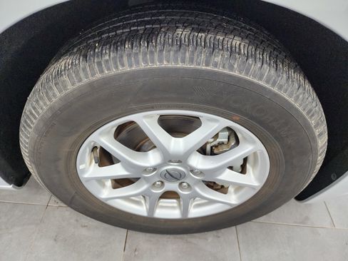 Used 2024 Chrysler Pacifica Touring-L image 3