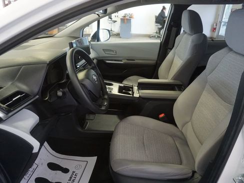 Used 2025 Toyota Sienna LE image 18