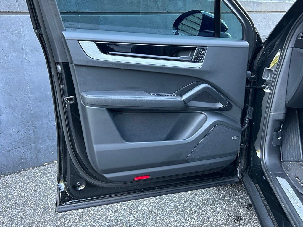 Certified 2025 Porsche Cayenne AWD/4WD image 25