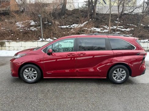 Used 2021 Toyota Sienna LE image 5