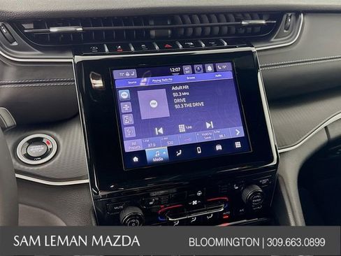 Used 2024 Jeep Grand Cherokee Altitude image 17