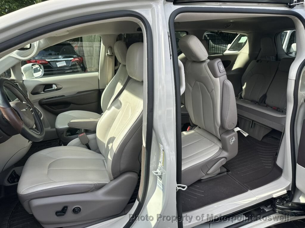 Used 2017 Chrysler Pacifica Touring-L FWD image 17