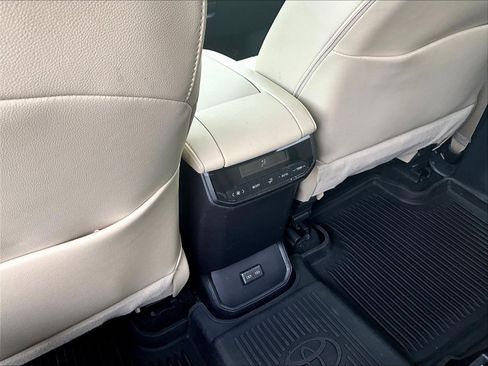 Used 2023 Toyota Highlander XLE AWD/4WD image 10