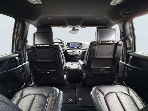 Used 2022 Chrysler Pacifica Touring-L w/ Uconnect Theater Family Group AWD/4WD image 19