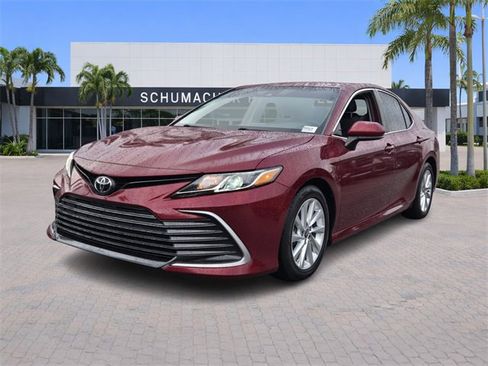 Used 2021 Toyota Camry LE image 3