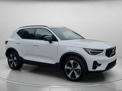 Used 2026 Volvo XC40 B5 Plus AWD/4WD image 36
