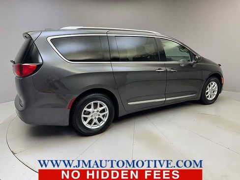 Used 2020 Chrysler Pacifica Touring-L FWD image 5