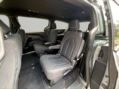 Used 2019 Chrysler Pacifica Touring Plus w/ Advanced Safetytec Group FWD image 21