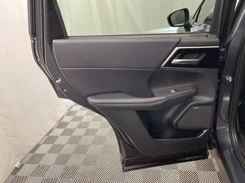 Used 2025 Mitsubishi Outlander SE image 27