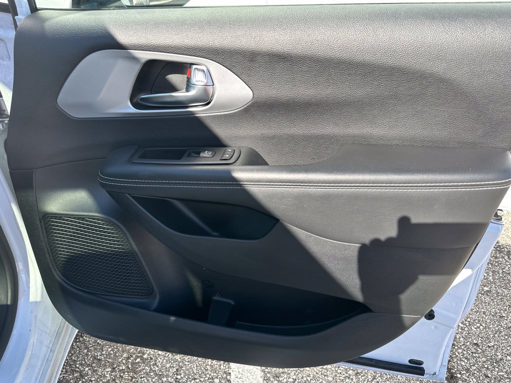 Used 2025 Chrysler Pacifica Limited FWD image 32