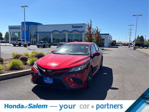 Used 2019 Toyota Camry SE w/ Carpet Mat Package FWD image 1