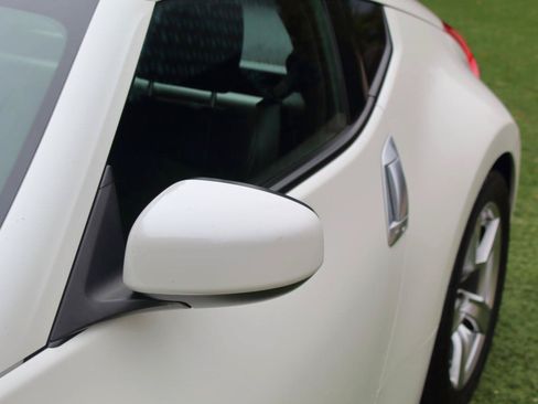Used 2009 Nissan 370Z Touring RWD image 36