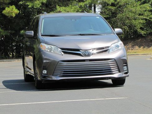 Used 2020 Toyota Sienna XLE w/ XLE Navigation Package FWD image 9