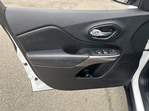 Used 2019 Jeep Cherokee Limited AWD/4WD image 8