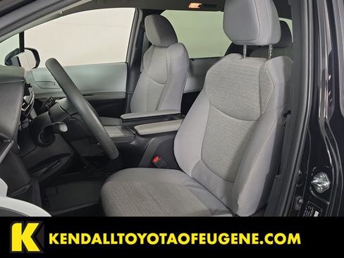Used 2025 Toyota Sienna LE image 15