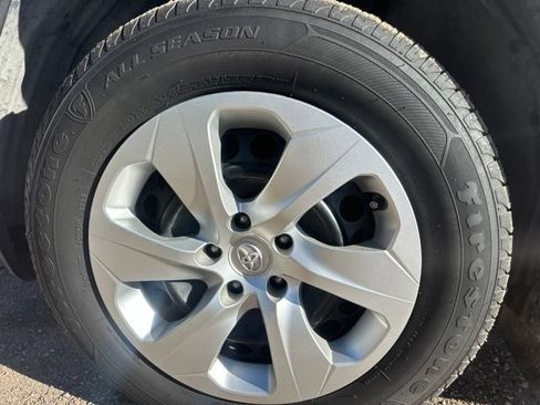 Used 2019 Toyota RAV4 LE AWD/4WD image 18