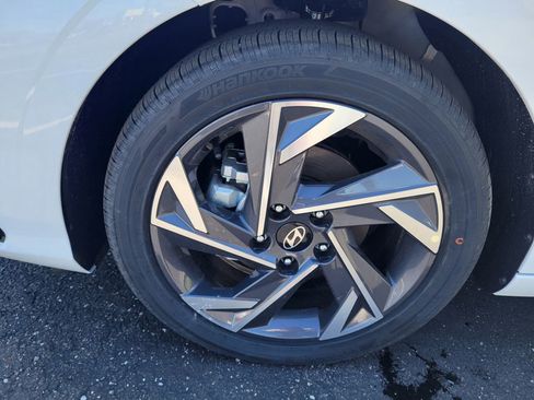 New 2025 Hyundai Elantra Limited image 11