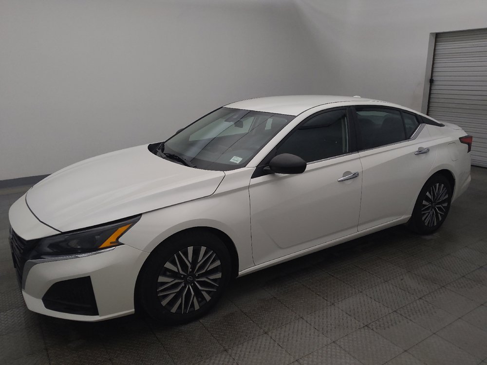 Used 2024 Nissan Altima 2.5 SV FWD image 2