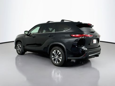 Used 2022 Toyota Highlander XLE AWD/4WD image 5