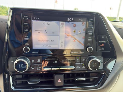 Used 2021 Toyota Highlander XLE AWD/4WD image 19