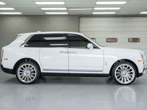 Used 2022 Rolls-Royce Cullinan w/ Cullinan Package AWD/4WD image 3