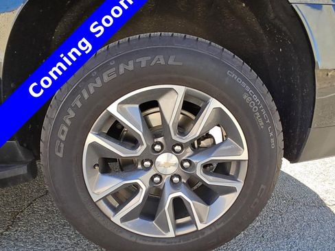 Used 2024 Chevrolet Suburban LT image 3