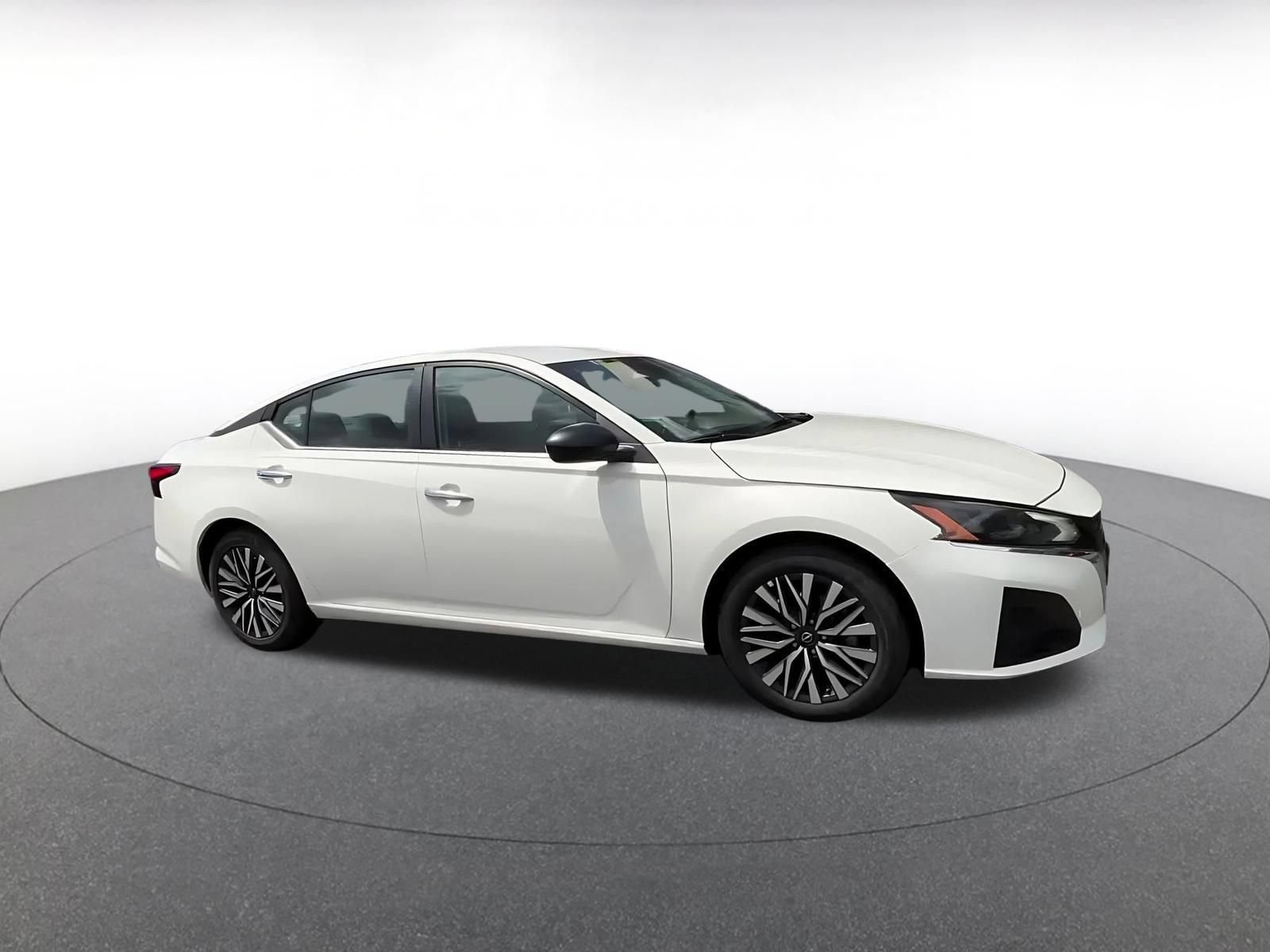 Used 2025 Nissan Altima 2.5 SV FWD image 2