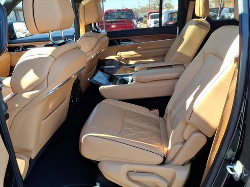 Used 2023 Jeep Grand Wagoneer Series III image 12