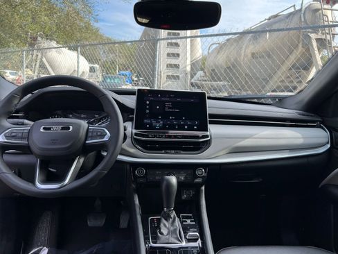 Used 2025 Jeep Compass Limited image 29