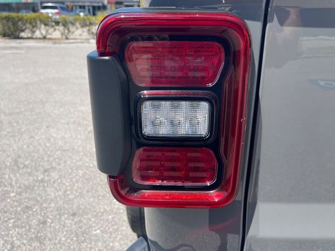 Used 2022 Jeep Gladiator Overland AWD/4WD image 22