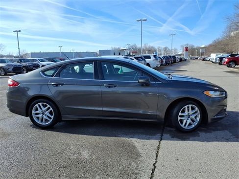 Used 2016 Ford Fusion SE image 2
