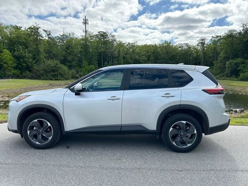 Used 2024 Nissan Rogue SV FWD image 2
