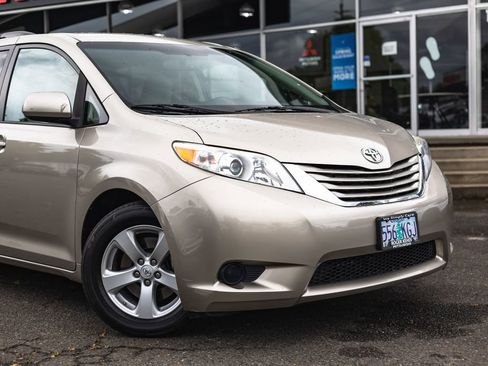 Used 2017 Toyota Sienna LE FWD image 3