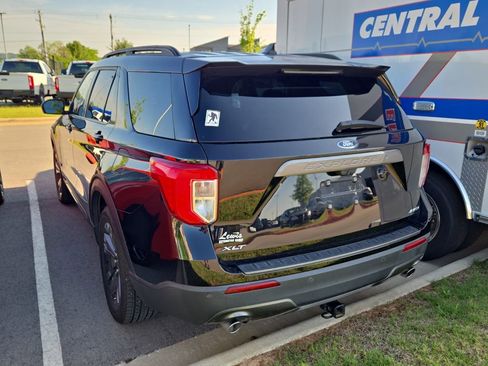 Used 2021 Ford Explorer XLT w/ Equipment Group 202A AWD/4WD image 2