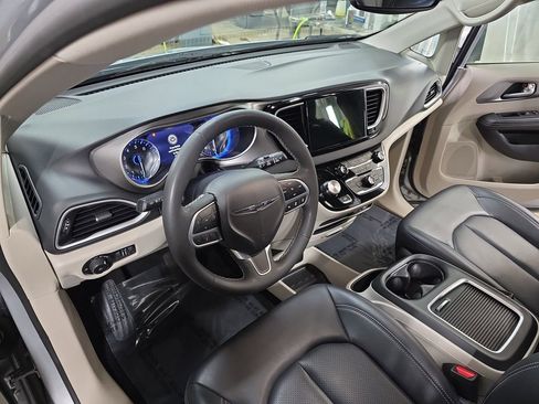 Used 2023 Chrysler Pacifica Touring-L FWD image 19