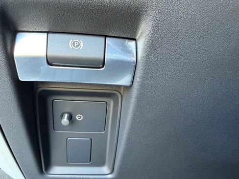 Used 2025 Land Rover Defender 90 S image 20