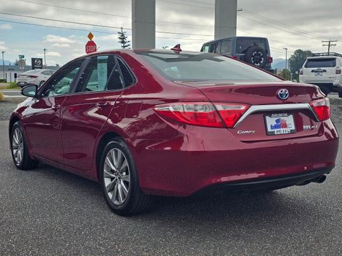 Used 2015 Toyota Camry XLE w/ Moonroof Package FWD image 5
