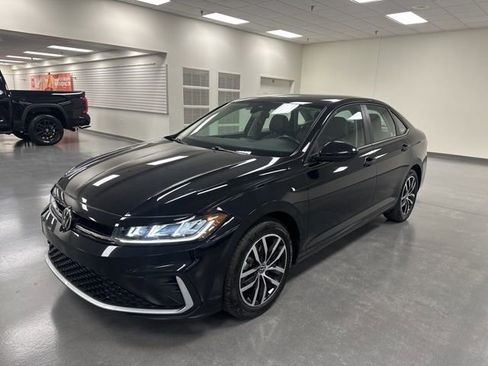 Used 2025 Volkswagen Jetta SE image 3